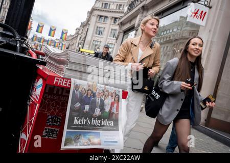 Mitglieder der Public und Evening Standard Zeitungen berichten auf ihrer Titelseite über die neuesten Nachrichten des heutigen Wahlprogramms der Labour Party, das ihr Führer Sir Keir Starmer am 13. Juni 2024 in London, England, gestartet hat. Stockfoto