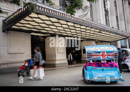 Am Haupteingang des Kaufhauses Selfridges in der Oxford Street erwartet die nächsten Kunden am 13. Juni 2024 in London, England. Stockfoto