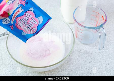 Zubereitung eines Beutels Angel Delight Instant Dessert. Stockfoto