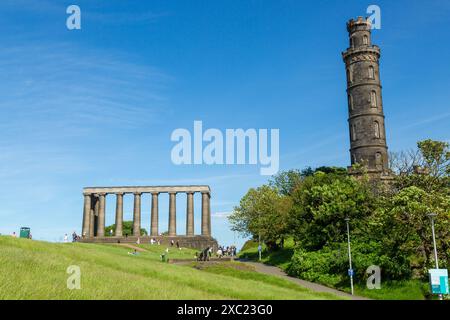 Das National Monument of Scotland und Nelson's Monument (rechts) auf Calton Hill, Edinburgh. Stockfoto