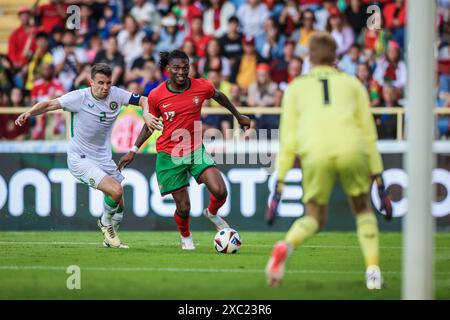 Am 11. Juni 2024 bricht Rafael Leão aus Portugal während des Freundschaftsspiels zwischen Portugal und Irland bei Estádio M von Seamus Coleman aus Irland ab Stockfoto