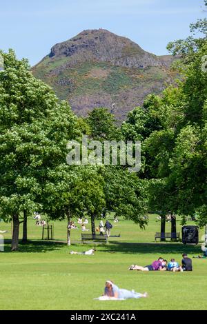 Arthurs Seat von den Meadows Edinburgh aus gesehen Stockfoto