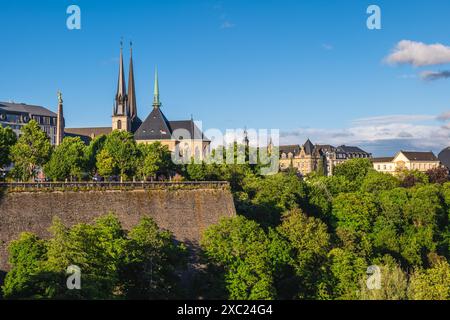 Kathedrale Notre Dame und Place de la Constitution in Luxemburg-Stadt Stockfoto