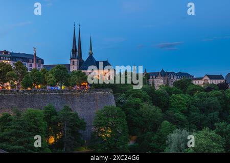 Kathedrale Notre Dame und Place de la Constitution in Luxemburg-Stadt Stockfoto