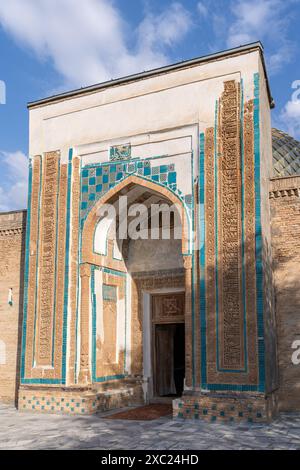 Vertikale Ansicht des Eingangsportals zum antiken Schrein von Mazar-i-Sharif in der Nähe von Panjakent, Sughd, Tadschikistan Stockfoto