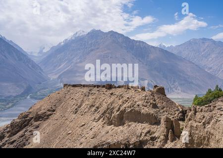 Malerischer Blick auf die alte Seidenstraße Yamchun Festung im Wakhan Korridor mit Hindukusch im Hintergrund, Gorno-Badakhshan, Tadschikistan Stockfoto