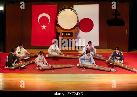 Ankara, Türkei – 9. Juni 2024: Japanerin spielt Koto während der „Japan Days in Turkey“-Veranstaltung. Stockfoto