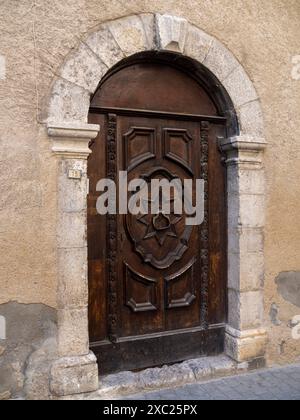 Sisteron. Alte Tür in den Straßen der Altstadt. Alpes-de-Haute-Provence. Provence-Alpes-Côte d'Azur. Frankreich Stockfoto