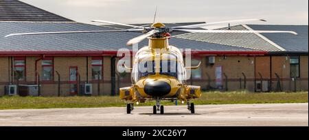 Gelber NHV-Hubschrauber mit schwarzer Nase auf dem Blackpool Airport Stockfoto