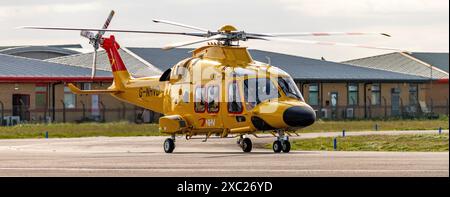 Gelber NHV-Hubschrauber mit schwarzer Nase auf dem Blackpool Airport Stockfoto