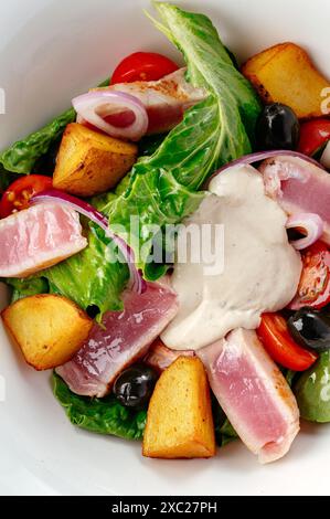 Salat mit gegrilltem frischem Thunfisch Stockfoto