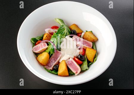 Salat mit gegrilltem frischem Thunfisch Stockfoto