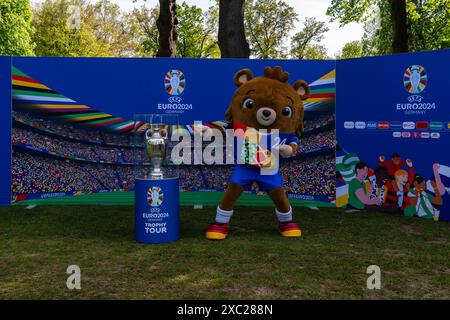 Berlin Deutschland 25. April 2024: Die Trophäe der Fußball-Europameisterschaft macht einen Halt im Lichterfelde-Stadion. Stockfoto