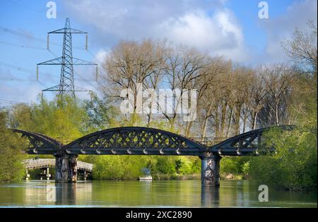 Ein landschaftlich reizvoller Teil der Themse, der in Kennington in den Hinksey Stream mündet. Riesige Pylonen in Hülle und der Themsepfad verläuft zu unserer Linken. Die Szene ist erledigt Stockfoto