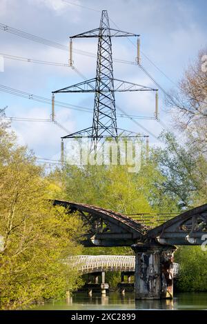 Ein landschaftlich reizvoller Teil der Themse, der in Kennington in den Hinksey Stream mündet. Riesige Pylonen in Hülle und der Themsepfad verläuft zu unserer Linken. Die Szene ist erledigt Stockfoto