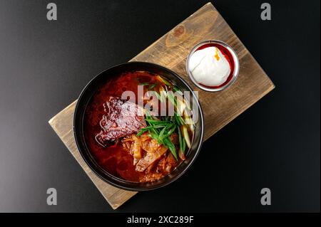 Ungarische Nationalsuppe in einer Schüssel. Restaurantmenü Stockfoto