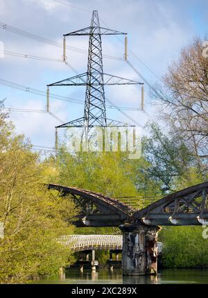 Ein landschaftlich reizvoller Teil der Themse, der in Kennington in den Hinksey Stream mündet. Riesige Pylonen in Hülle und der Themsepfad verläuft zu unserer Linken. Die Szene ist erledigt Stockfoto