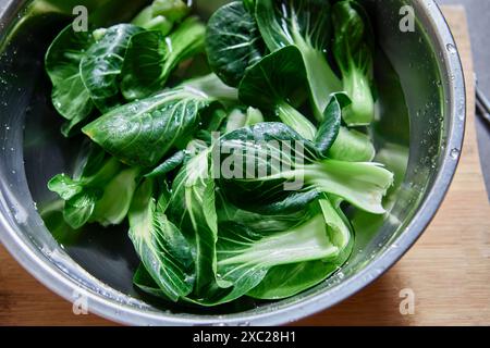 Direkt über dem Schuss von Bok Choy, der in Wasser gewaschen wird Stockfoto