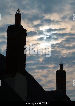 Die strohgedeckten Cottages - wie diese im Lower Radley Village - sind süß und malerisch. Sie sind auch extrem teuer, völlig unpraktisch, ebenso wie ein Stockfoto