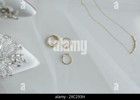 Brautdetails in horizontaler Komposition mit Goldschmuck und Schuhen Stockfoto
