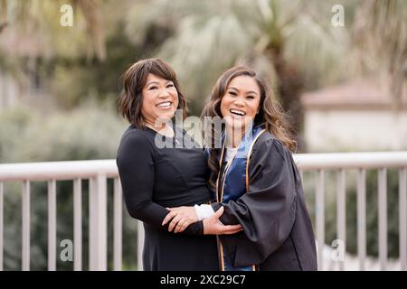 Mom und Tochter lachen zusammen, während sie sich in g halten Stockfoto
