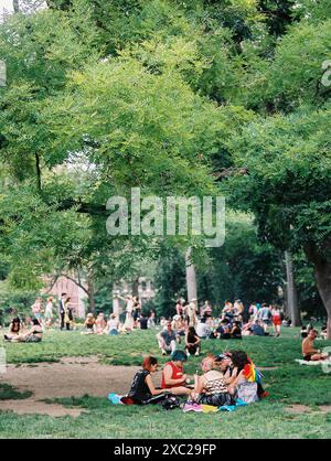 Gruppen, die sich während der NYC Pride im Washington Square Park entspannen Stockfoto