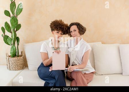 Modische Geschäftsfrauen, die in die Kamera schauen, mit Kakteen auf der Th Stockfoto