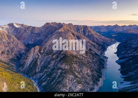 Luftaufnahme des Livigno-Sees und der Berge im Herbst, Valtellina Stockfoto