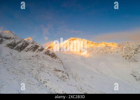 Schneebedeckter Monte Disgrazia im Herbst, Val Masino, Italien Stockfoto