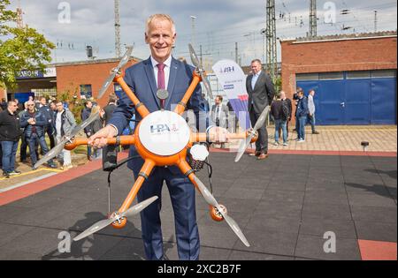 Hamburg, Deutschland. Juni 2024. Jens Meier, CEO der HPA (Hamburg Port Authority), hält während der Eröffnung des DronePORT im Kleinen Grasbrook eine „X11“-Drohne. Quelle: Georg Wendt/dpa/Alamy Live News Stockfoto