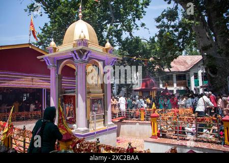 Ganderbal, Jammu Und Kaschmir, Indien. Juni 2024. Anhänger der Kashmiri Pandit führen Rituale während des jährlichen Hindu-Festivals im Kheer Bhawani Tempel in Tullamulla, Ganderbal, durch. Hunderte hinduistische Gläubige nehmen an den Gebeten im historischen Kheer Bhawani Tempel Teil, während des jährlichen Festivals, das der hinduistischen Göttin Durga gewidmet ist. (Credit Image: © Adil Abass/ZUMA Press Wire) NUR REDAKTIONELLE VERWENDUNG! Nicht für kommerzielle ZWECKE! Stockfoto