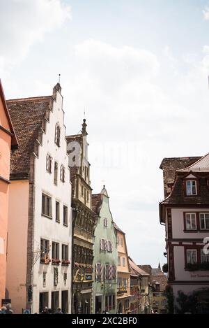 Bezaubernde Fassaden entlang Rothenburgs Kopfsteinpflasterstraßen Stockfoto