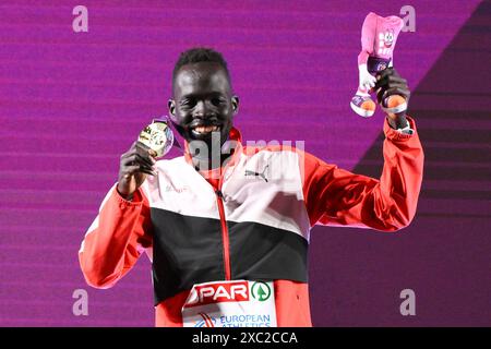 Dominic Lokinyomo Lobalu aus der Schweiz feiert während der Medaillenzeremonie des 10000 m langen A-Rennens der Männer bei den Leichtathletik-Europameisterschaften im Olimpico-Stadion in Rom (Italien) am 12. Juni 2024. Dominic Lokinyomo Lobalu belegte den ersten Platz, um die Goldmedaille zu gewinnen. Stockfoto