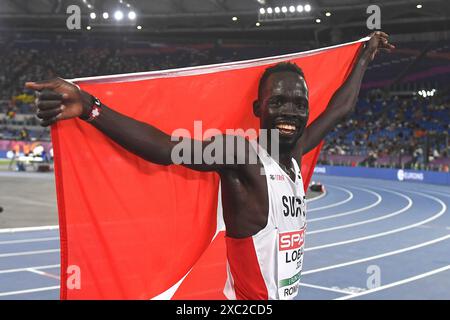 Dominic Lokinyomo Lobalu aus der Schweiz feiert nach der Teilnahme am 10000 m langen A-Rennen der Männer bei den Leichtathletik-Europameisterschaften im Olimpico-Stadion in Rom (Italien) am 12. Juni 2024. Dominic Lokinyomo Lobalu belegte den ersten Platz, um die Goldmedaille zu gewinnen. Stockfoto