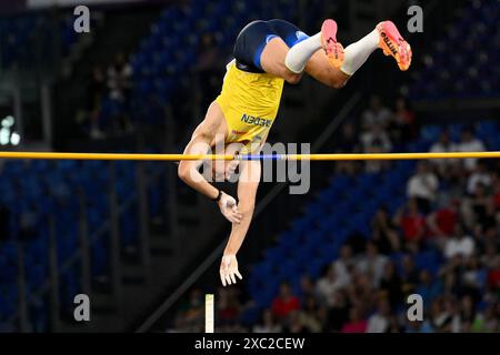 Armand Duplantis aus Schweden springt während des Stabhochsprung-MEN-Endspiels der Leichtathletik-Europameisterschaften im Olimpico-Stadion in Rom (Italien) am 12. Juni 2024. Armand Duplantis gewann die Goldmedaille als erster. Stockfoto