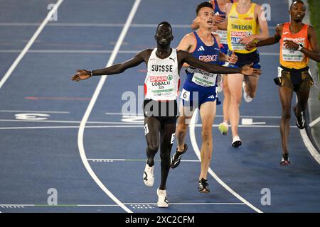 Dominic Lokinyomo Lobalu aus der Schweiz feiert nach der Teilnahme am 10000 m langen A-Rennen der Männer bei den Leichtathletik-Europameisterschaften im Olimpico-Stadion in Rom (Italien) am 12. Juni 2024. Dominic Lokinyomo Lobalu belegte den ersten Platz, um die Goldmedaille zu gewinnen. Stockfoto