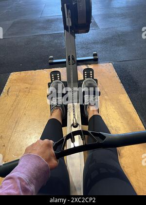 Person mit Rudergerät in einem Fitnessstudio, Blick von oben. Stockfoto