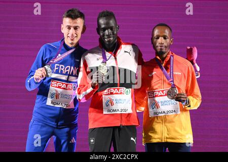 Yann Schrub aus Frankreich, Silber, Dominic Lokinyomo Lobalu aus der Schweiz, Gold, und Thierry Ndikumwenayo aus Spanien, Bronze, zeigen die Medaillen während der Medaillenzeremonie des 10000 m langen A-Rennens der Männer bei den Leichtathletik-Europameisterschaften im Olimpico-Stadion in Rom (Italien) am 12. Juni 2024. Stockfoto