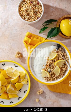 Joghurt in einer Schüssel mit Müsli und Zitrone Stockfoto