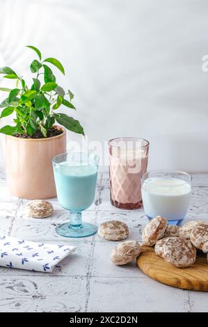 Milch in Gläsern und Kekse in der Nähe Stockfoto