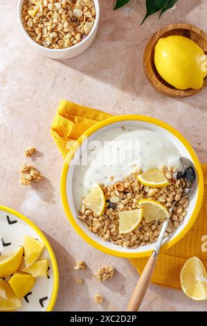 Joghurt in einer Schüssel mit Müsli und Zitrone Stockfoto