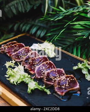 Ausgezeichnete Stücke von hochwertigem Rindfleisch sehr selten, fast roh. Stockfoto