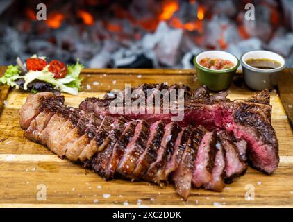 Ausgezeichnete Stücke von hochwertigem Rindfleisch sehr selten, fast roh. Stockfoto