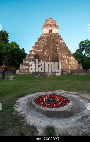 Ruinen von Tikal in Guatemala Pyramide mit Sonnenuntergang Stockfoto