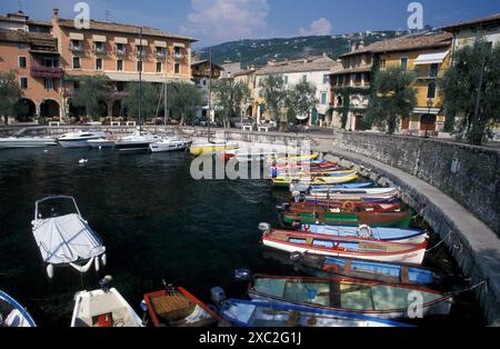 Der alte Hafen von Torri del Benaco am Ostufer des Gardasees, Veneto, Lombardei, Italien Stockfoto