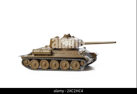 Altes sowjetisches Panzermodell T-34 isoliert auf weißem Hintergrund. Sowjetischer T34-Panzer aus dem 2. Weltkrieg Stockfoto