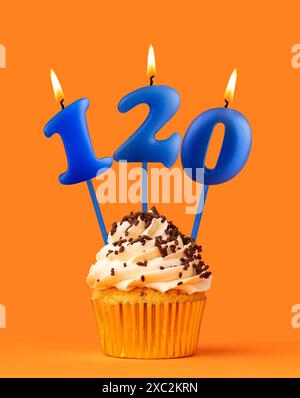 Blaue Geburtstagskerze und Cupcake - Nummer 120 Stockfoto