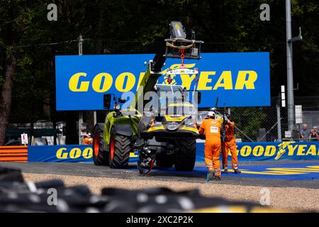 Marshalls 65 SALES Rodrigo (usa), BECHE Mathias (SWI), HUFFAKER Scott (usa), Panis Racing, Oreca 07 - Gibson #65, LMP2 pro/AM, während des freien Trainings 3 der 24 Stunden von Le Mans 2024, 4. Runde der FIA-Weltmeisterschaft 2024, auf dem Circuit des 24 Heures du Mans, am 13. Juni 2024 in Le Mans, Frankreich Stockfoto