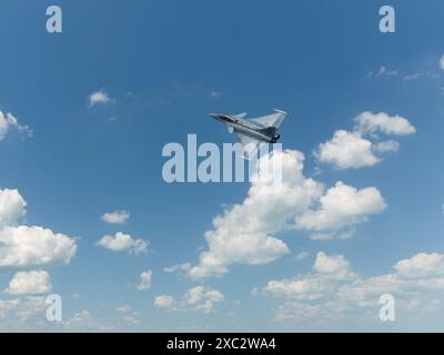 Normandie, Frankreich - 8. Juni 2024: F-16-Kampfflugzeuge der französischen Marine während des D-Day zum 80. Jahrestag der Landung der alliierten Streitkräfte Stockfoto