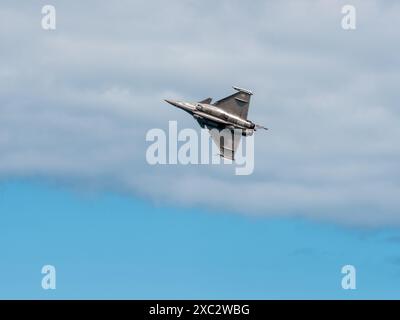 Normandie, Frankreich - 8. Juni 2024: F-16-Kampfflugzeuge der französischen Marine während des D-Day zum 80. Jahrestag der Landung der alliierten Streitkräfte Stockfoto